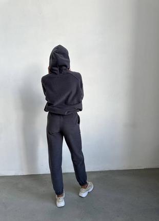 Теплый спортивный костюм из худи с капюшоном с манжетами на резинке на рукавах с брюками джоггерами с карманами с манжетами на резинке4 фото