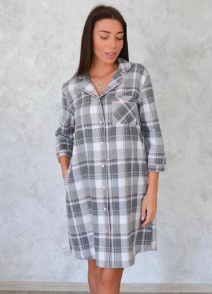 Женский короткий халат в клетку на пуговицах с английским воротником и рукавом три четверти leinle серый