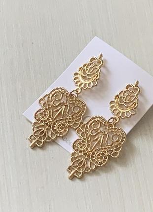 Шикарные серьги режущиеся в золотые