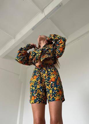 Стильный и комфортный женский легкий летний костюм с шортами и рубашкой в цветочный принт7 фото