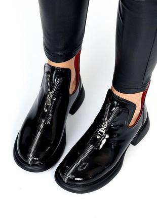 Шикарні лакові туфлі в чорному кольорі, .натуральна шкіра, посередині блискавка, віденський каблук,