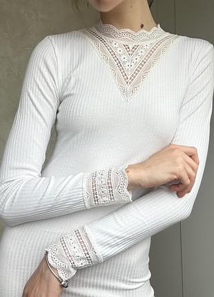 Білий гольф із мереживом