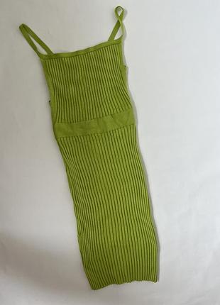 Трикотажное короткое платье с открытой спиной