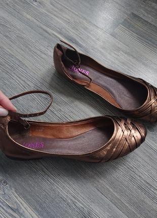 Кожаные туфли балетки с ремешком р.386 фото