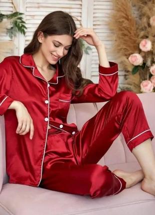 Атласная брючная пижама в классическом стиле.