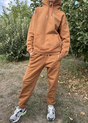 Чоловічий спортивний костюм