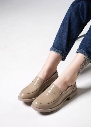 Туфли лоферы лаковые светлые женские кожаные бежевые v7-mer-02k