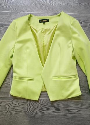 Стильний піджак салатного кольору