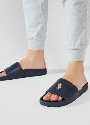 Темно-сині шльопанці з жовтим логотипом
ralph lauren