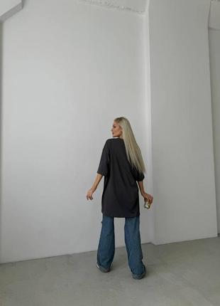 Стильна жіноча бавовняна подовжена футболка оверсайз з принтом губками10 фото