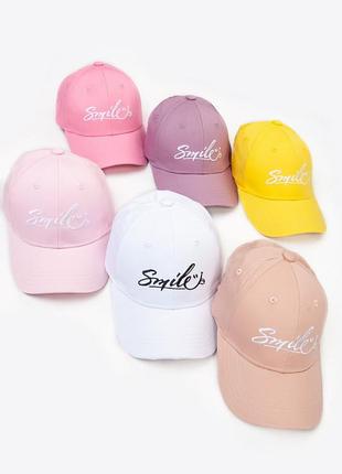 Стильная и удобная бейсболка с вышитым словом "smile".