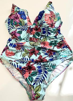 Великолепный слитный купальник солидного размера