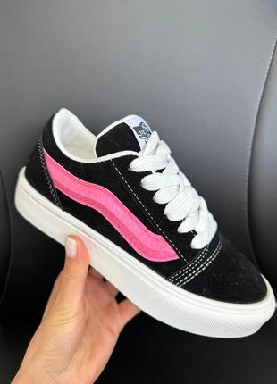 Круті кросівки для дівчинки