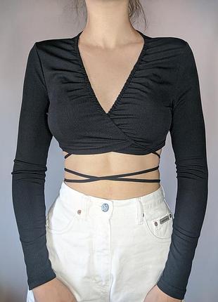 Вкорочена чорна кофта в рубчик лонгслів на зав'язках по талії кроп топ