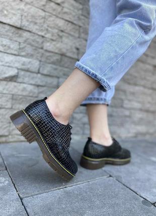 Туфлі жіночі на шнурках лакові чорні принт рептилія3 фото
