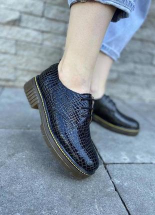 Туфлі жіночі на шнурках лакові чорні принт рептилія4 фото