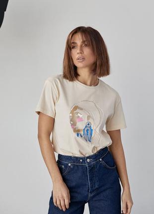 Жіноча футболка прикрашена принтом дівчини із сережкою — бежевий колір, m (є розміри)6 фото