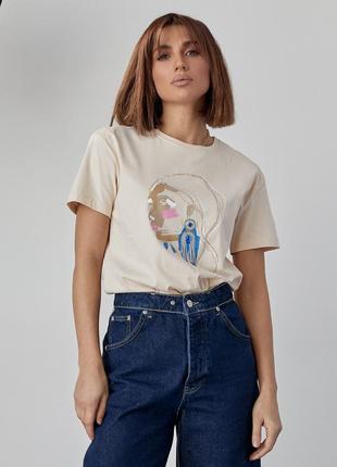 Жіноча футболка прикрашена принтом дівчини із сережкою — бежевий колір, m (є розміри)7 фото