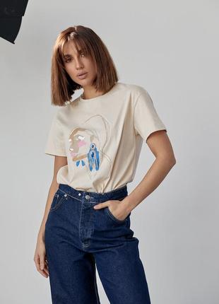 Жіноча футболка прикрашена принтом дівчини із сережкою — бежевий колір, m (є розміри)9 фото