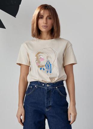 Жіноча футболка прикрашена принтом дівчини із сережкою — бежевий колір, m (є розміри)