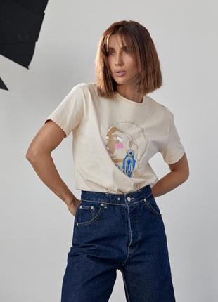 Жіноча футболка прикрашена принтом дівчини із сережкою — бежевий колір, m (є розміри)2 фото