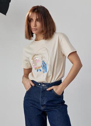 Жіноча футболка прикрашена принтом дівчини із сережкою — бежевий колір, m (є розміри)10 фото