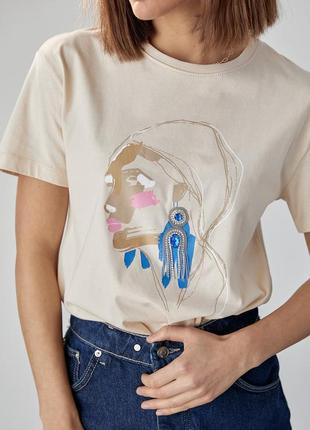 Жіноча футболка прикрашена принтом дівчини із сережкою — бежевий колір, m (є розміри)5 фото