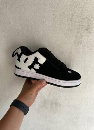 Performance meets everyday style in the New Balance® 440 High skate shoes