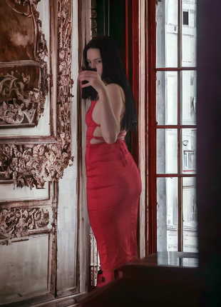 Вечірня сексуальна сатінова сукня.
червона. з відкритою спиною.2 фото