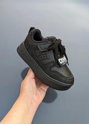 Стильные кроссовки