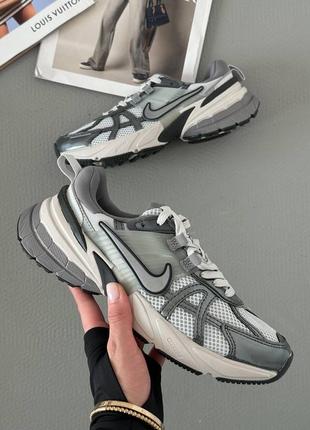 Кроссовки nike в сером цвете
