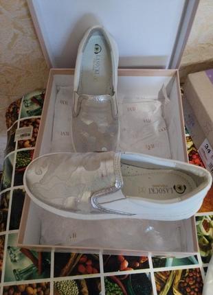 Кросівки лофери для дівчинки 600 грн