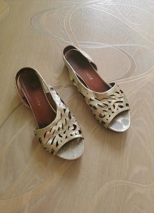 Натуральні шкіряні босоніжки