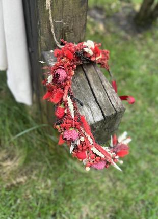 Вінок обруч на голову в червоних та бордових тонах з сухоцвітами та штучними квітами