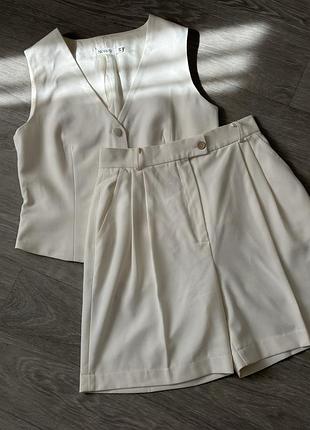 Костюм у молочному кольорі