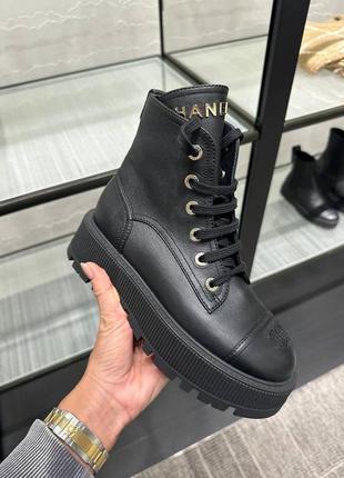 Боты в стиле chanel с шнуровкой черные кожа
