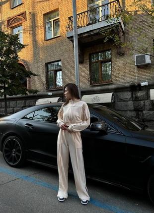 Жіночий бежевий спортивний костюм з укороченою кофтою на змійці з довгим рукавом з вільними спортивними штанами з розрізами