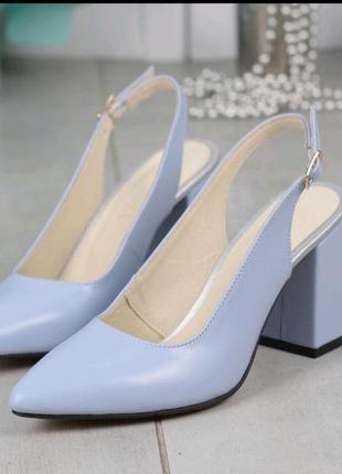 Туфли кожаные на устойчивом каблуке женские с ремешком голубые