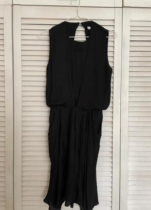 Черное платье с красивым вырезом на спинке