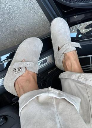 Женские клоги закрытые замшевые цвета латте