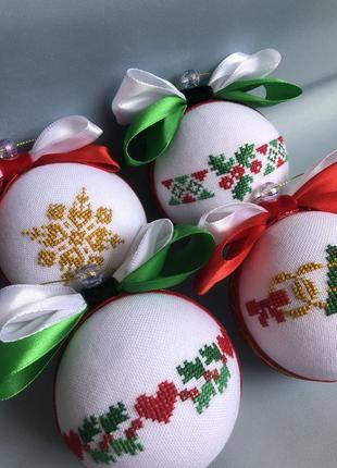 Набір "святковий" з 4 вишитих новорічних кульок