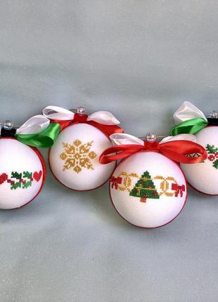 Набір "святковий" з 4 вишитих новорічних кульок