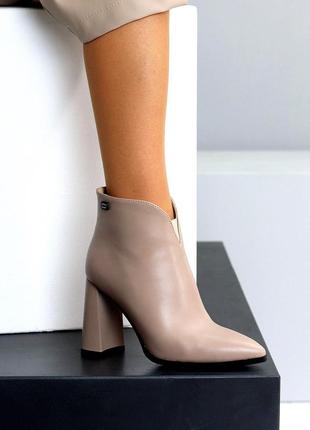 Нарядные женские ботильоны, высокие подборы, утепленные флисом, темный беж, лате, на...