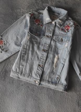 Джинсовая стильная куртка с вышивкой denim co