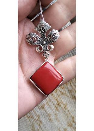 Серебряный кулон   с кораллом квадратной формы