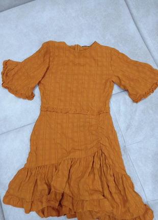 Сукня в клітинку помаранчева з рюшами воланами