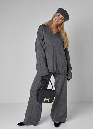 Вязаный женский костюм со свободными брюками и кофтой-поло