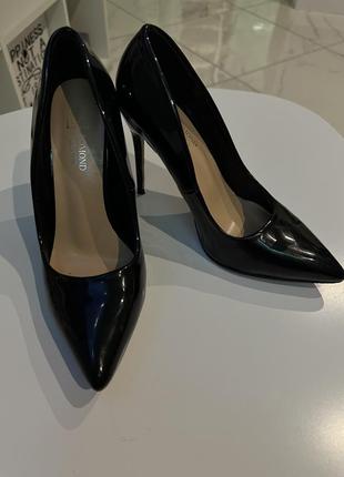 Лаковий човники бренду bomond shoes