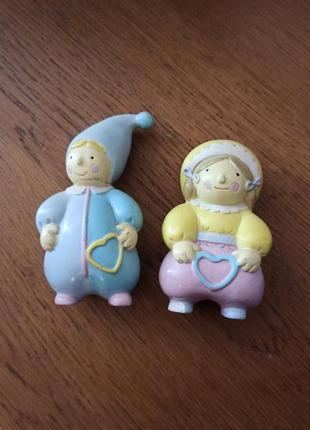 Статуэтки фигурки деток одна с нюансом приклеенная голова друга целая