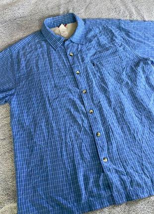 Мужская рубашка the north face m с синим карманом на пуговицах и коротким рукавом на молнии